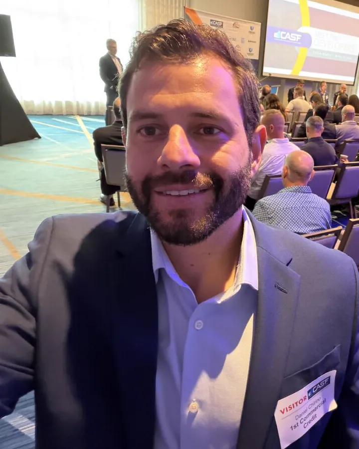 Daniel Chirino en un evento de la Construction Association of South Florida, con una credencial de visitante de 1st Commercial Credit